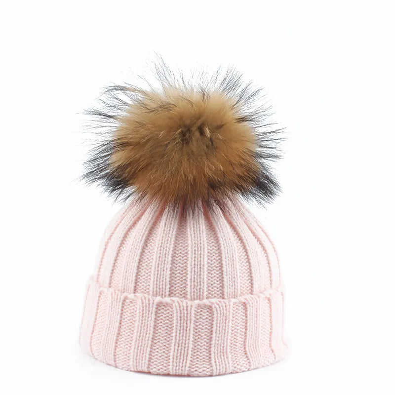 Bonnet d'hiver tricoté avec pompon 4