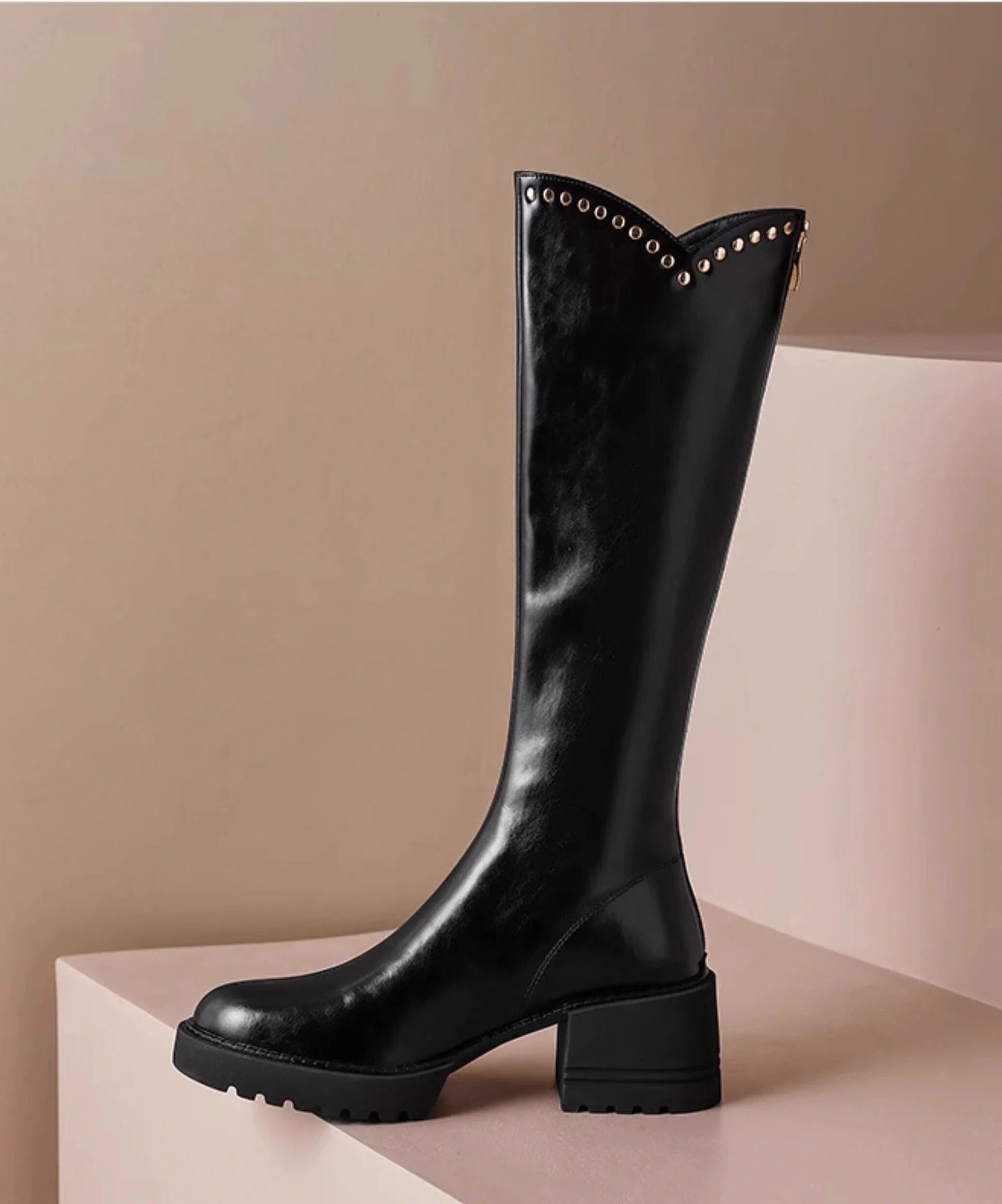 Bottes hautes ajustées à rivets pour femme 2