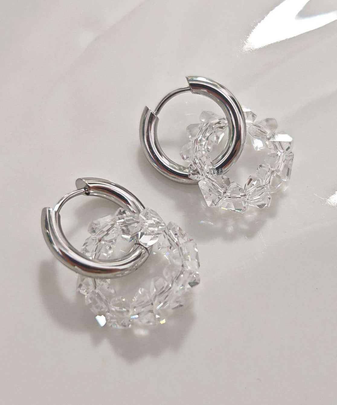 Boucles d'oreilles créoles pour femme style cristal blanc 3