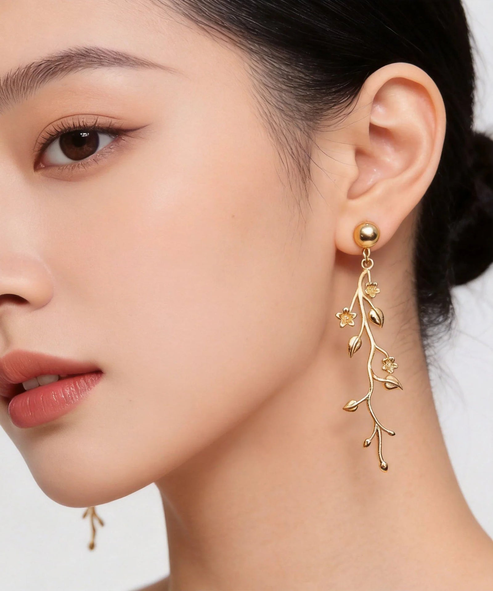 Boucles d'oreilles pendantes pour femme avec pompon et branche dorée 2