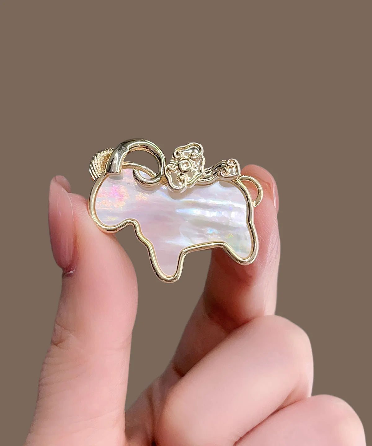 Broche Femme Originale en Forme de Chèvre pour Vêtement 3
