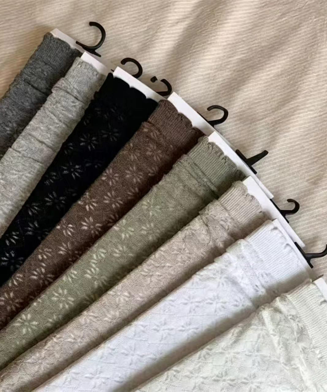 Chaussettes mi-mollet ajourées avec volants pour femme 3