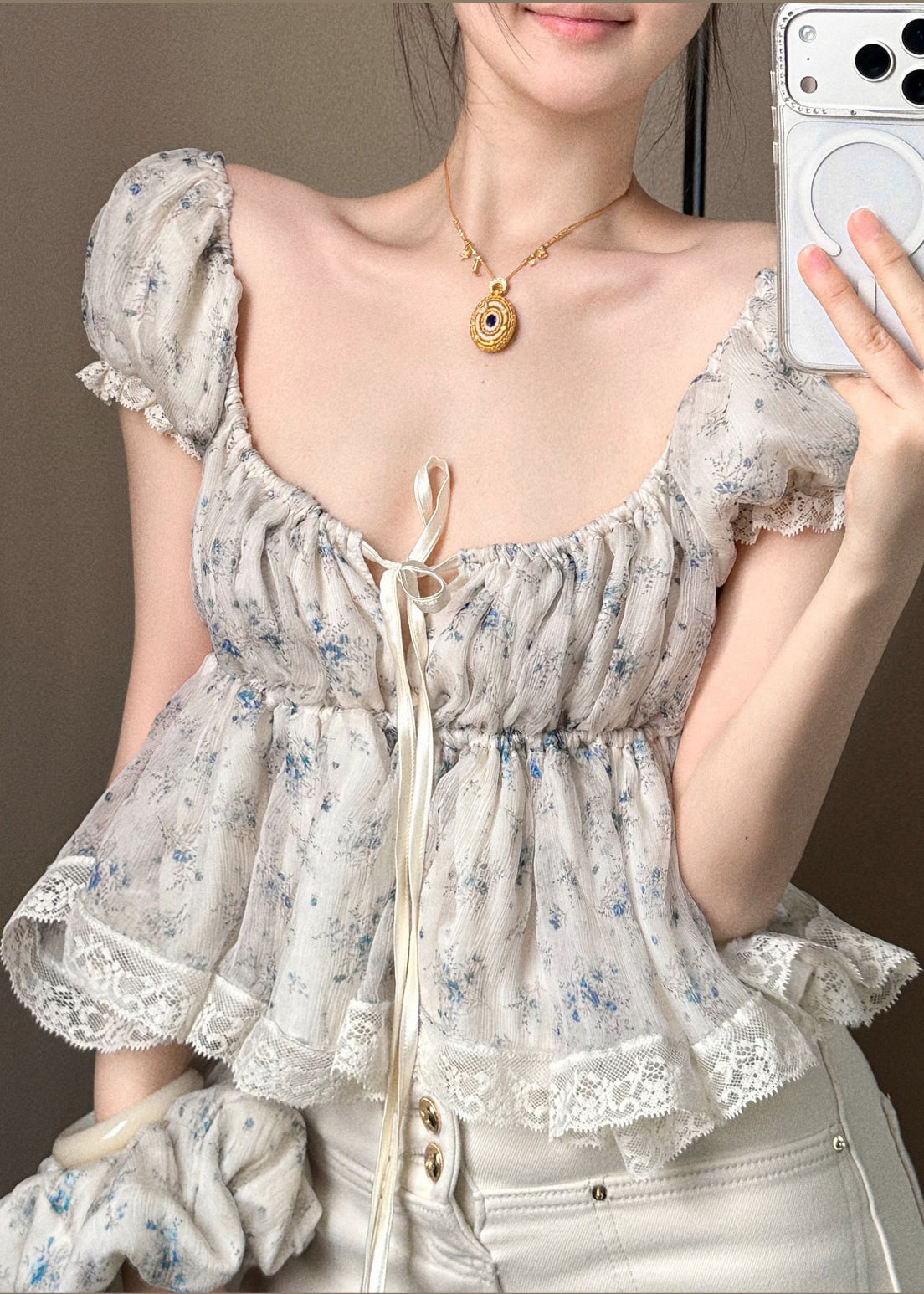 Femme Haut Patchwork à Manches Bouffantes et Lacets 1