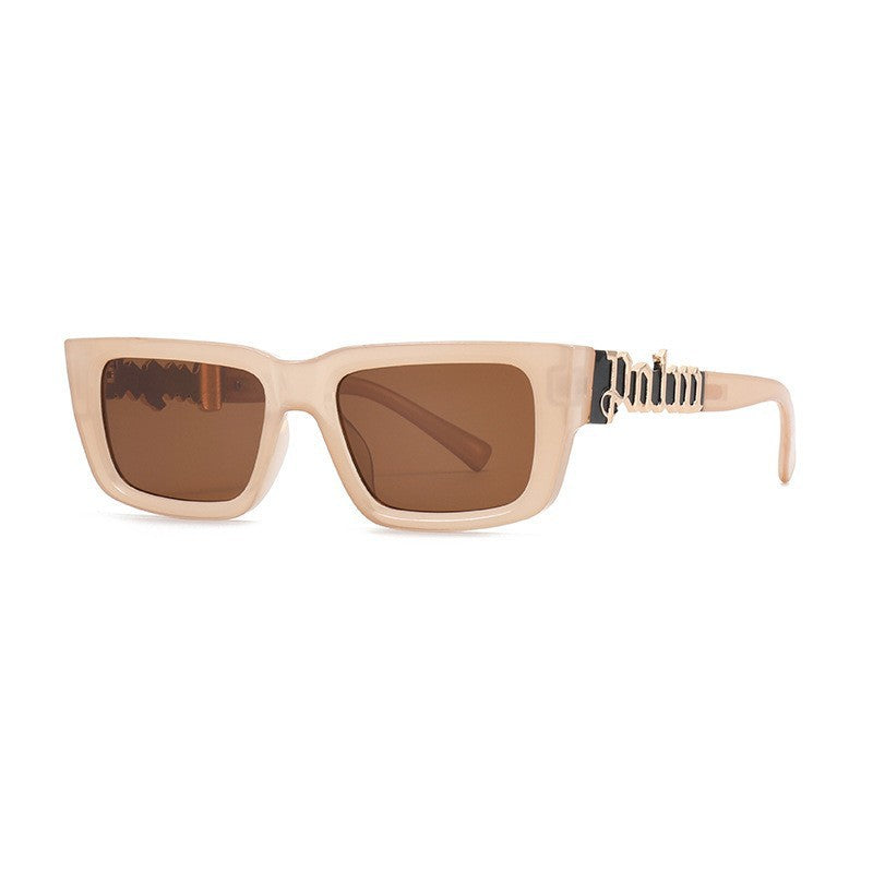 Lunettes de soleil pour femme au design distinctif 8