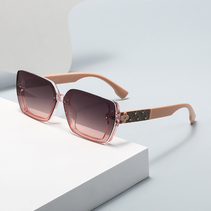 Lunettes de soleil pour femme avec design unique 1