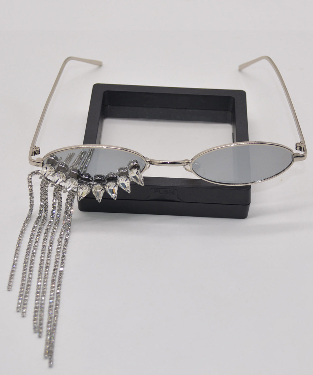 Lunettes de soleil pour femme avec pampilles design moderne 0