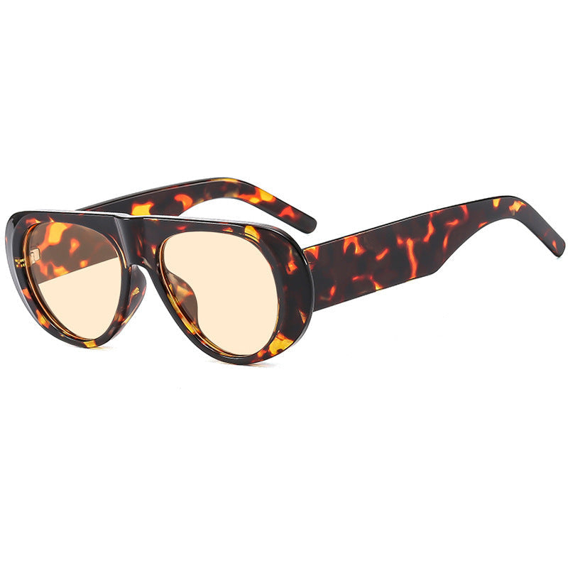 Lunettes de soleil pour femmes au design contemporain 12