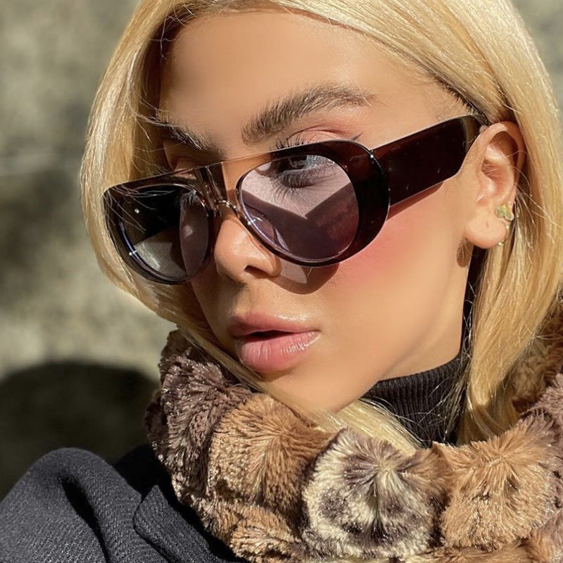 Lunettes de soleil pour femmes au design contemporain 3