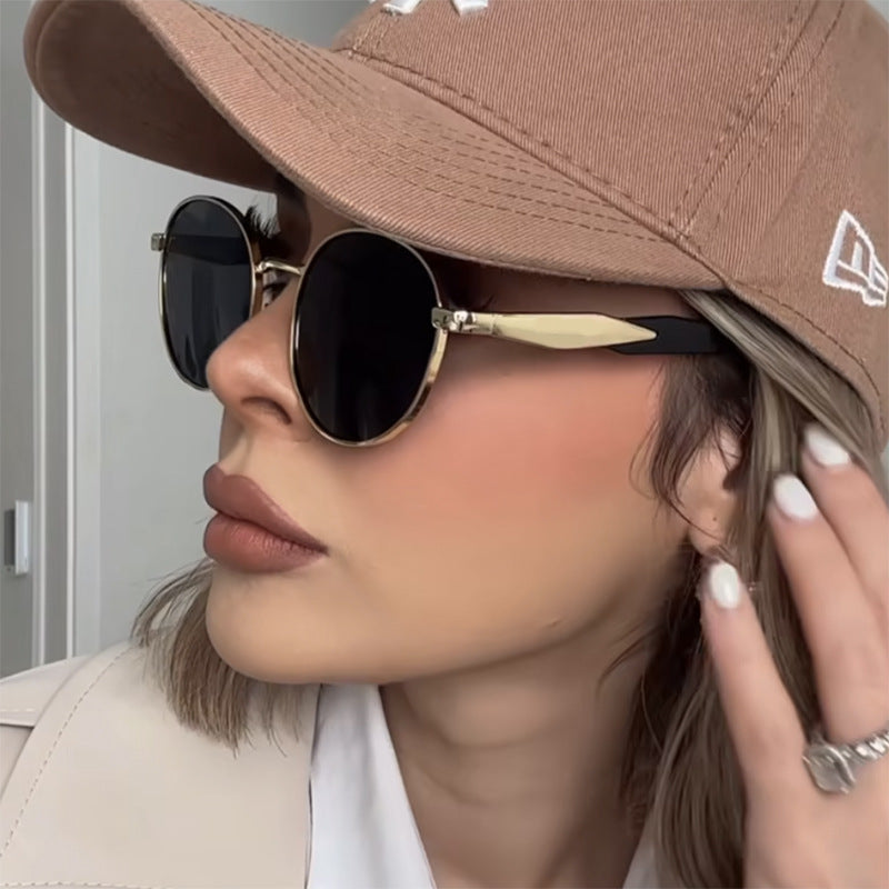 Lunettes de soleil rondes pour femmes avec monture dorée 1