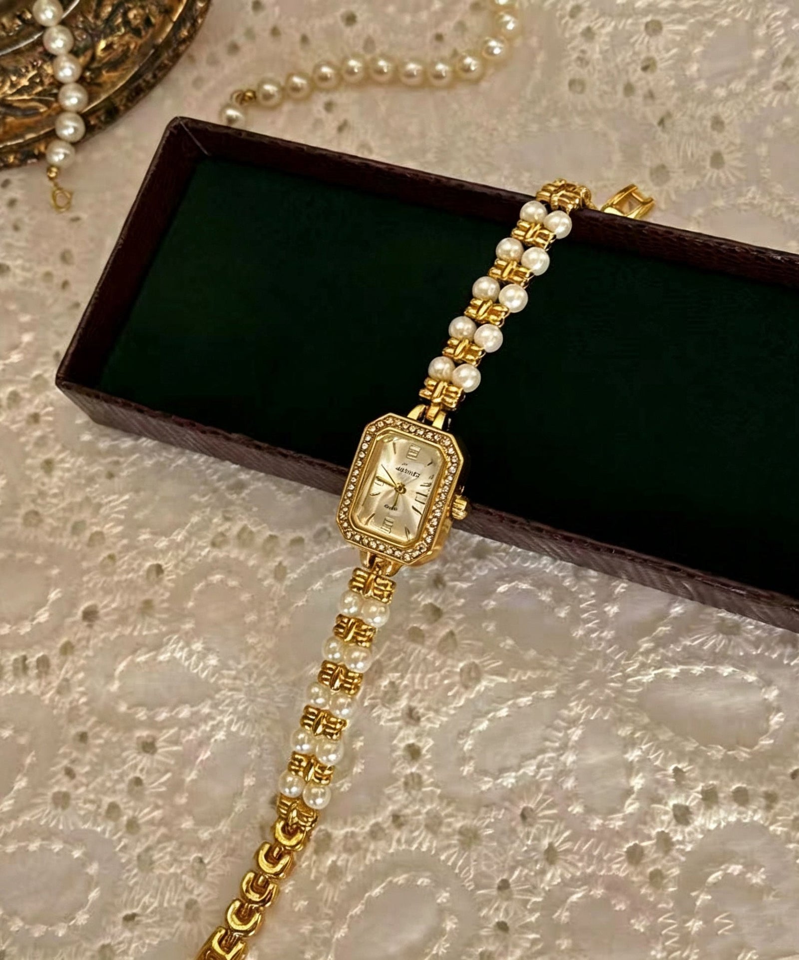 Montre Femme Style Bracelet avec Perles et Détails en Métal Doré 2