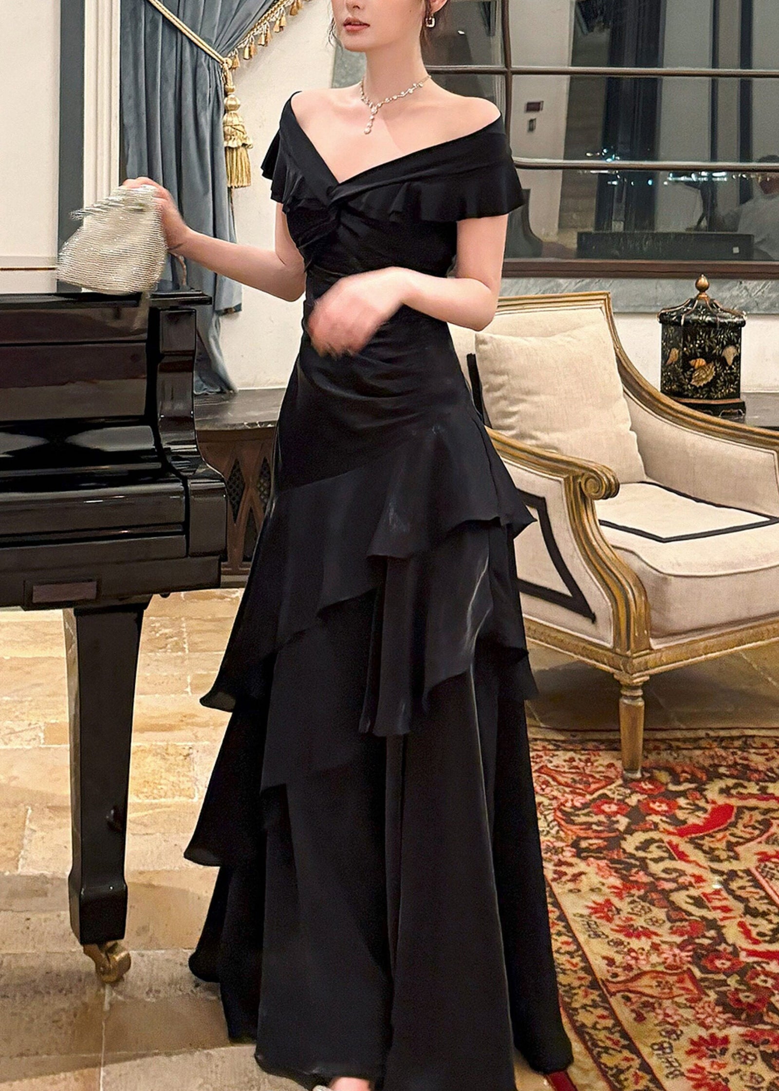 Robe Maxi à Volants Noir avec Col Oblique 3