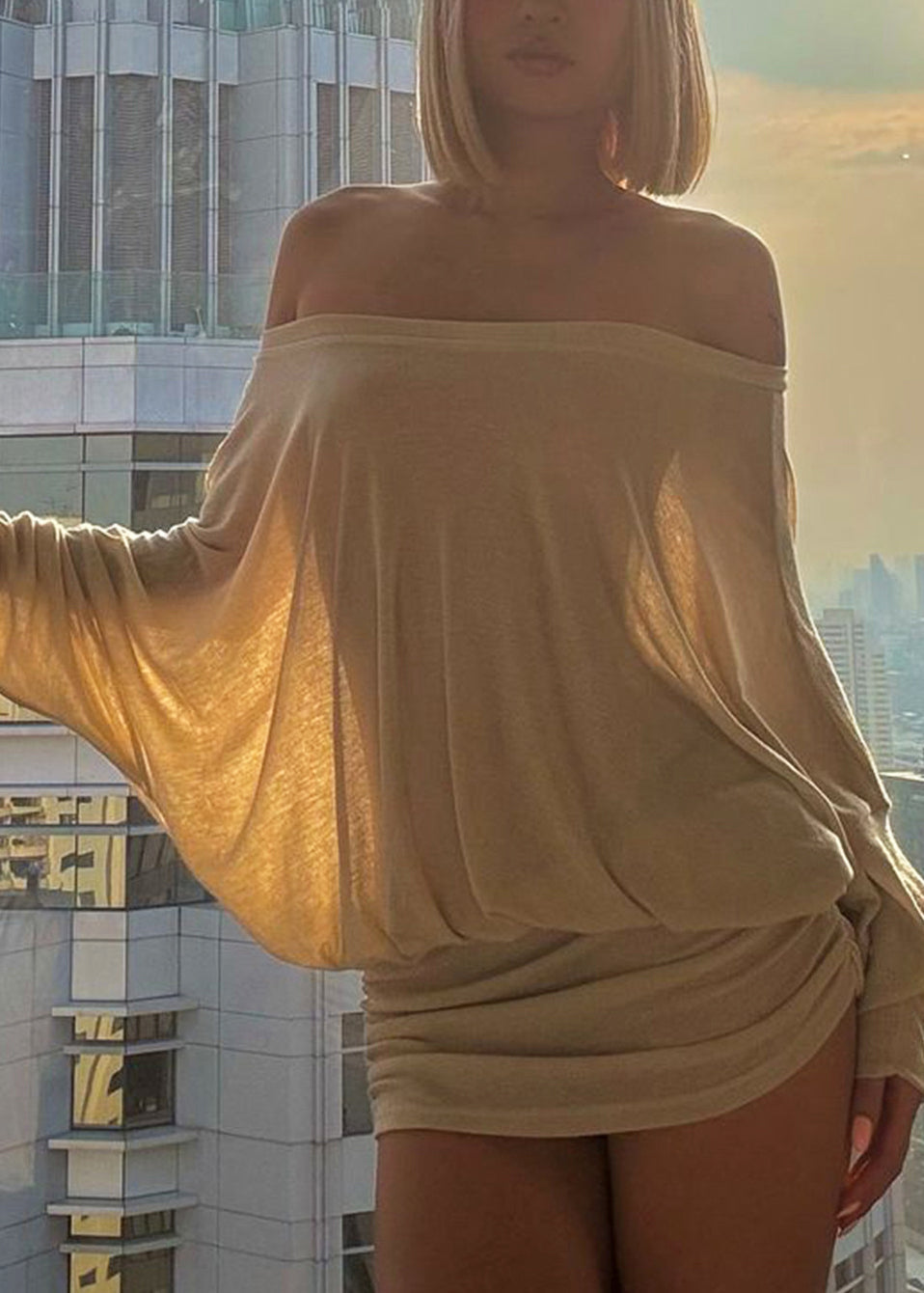 Robe d'été femme courte à col oblique froissé 1