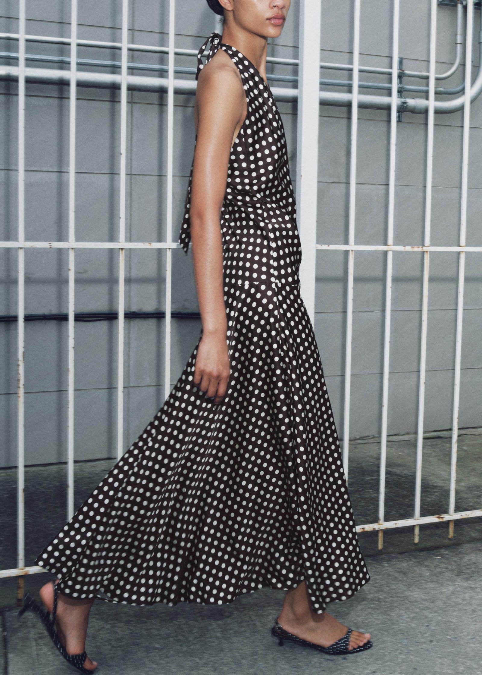 Robe femme longue à col en V imprimé pois sans manches 2