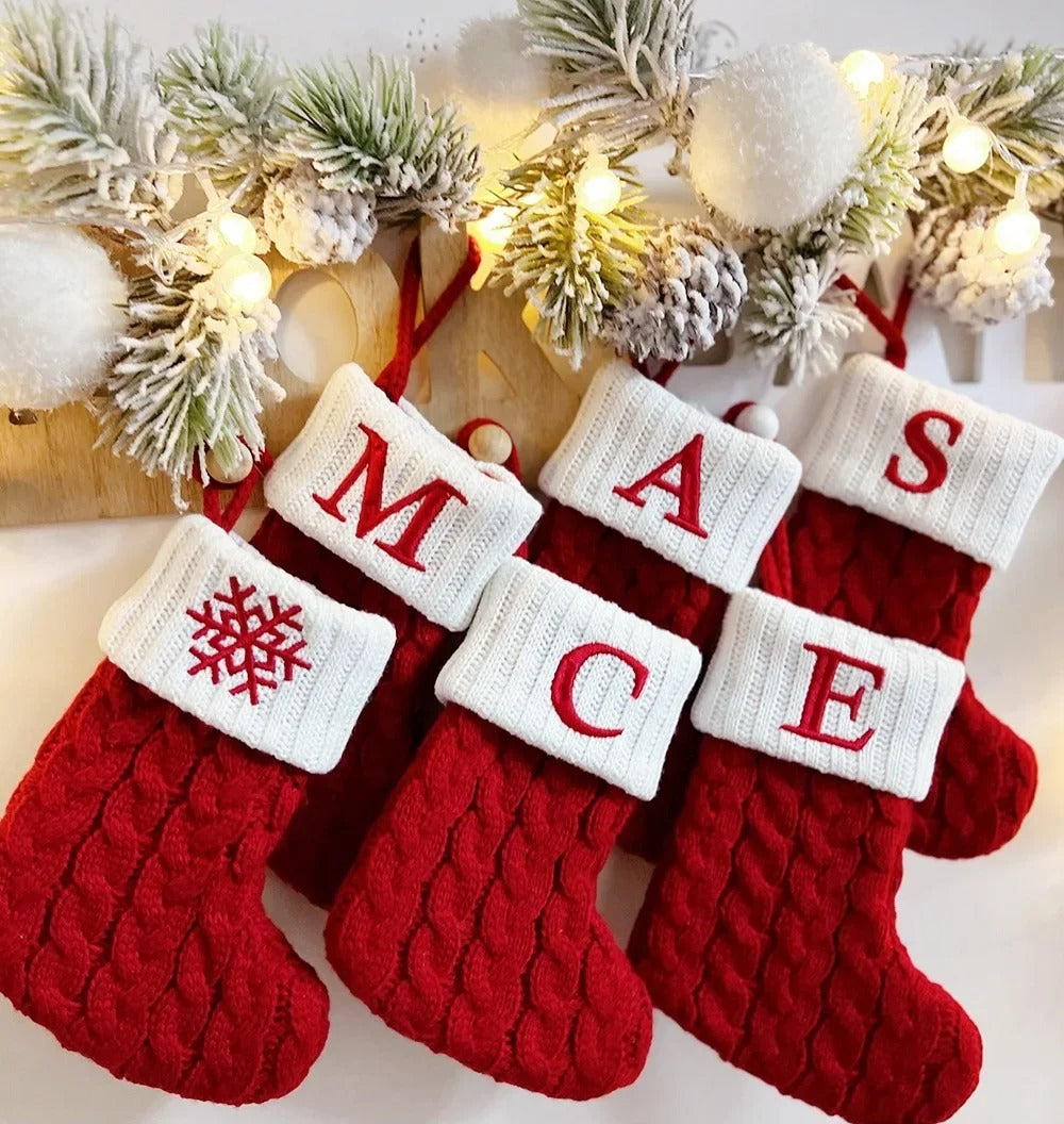 Chaussettes tricotées avec des lettres de Noël