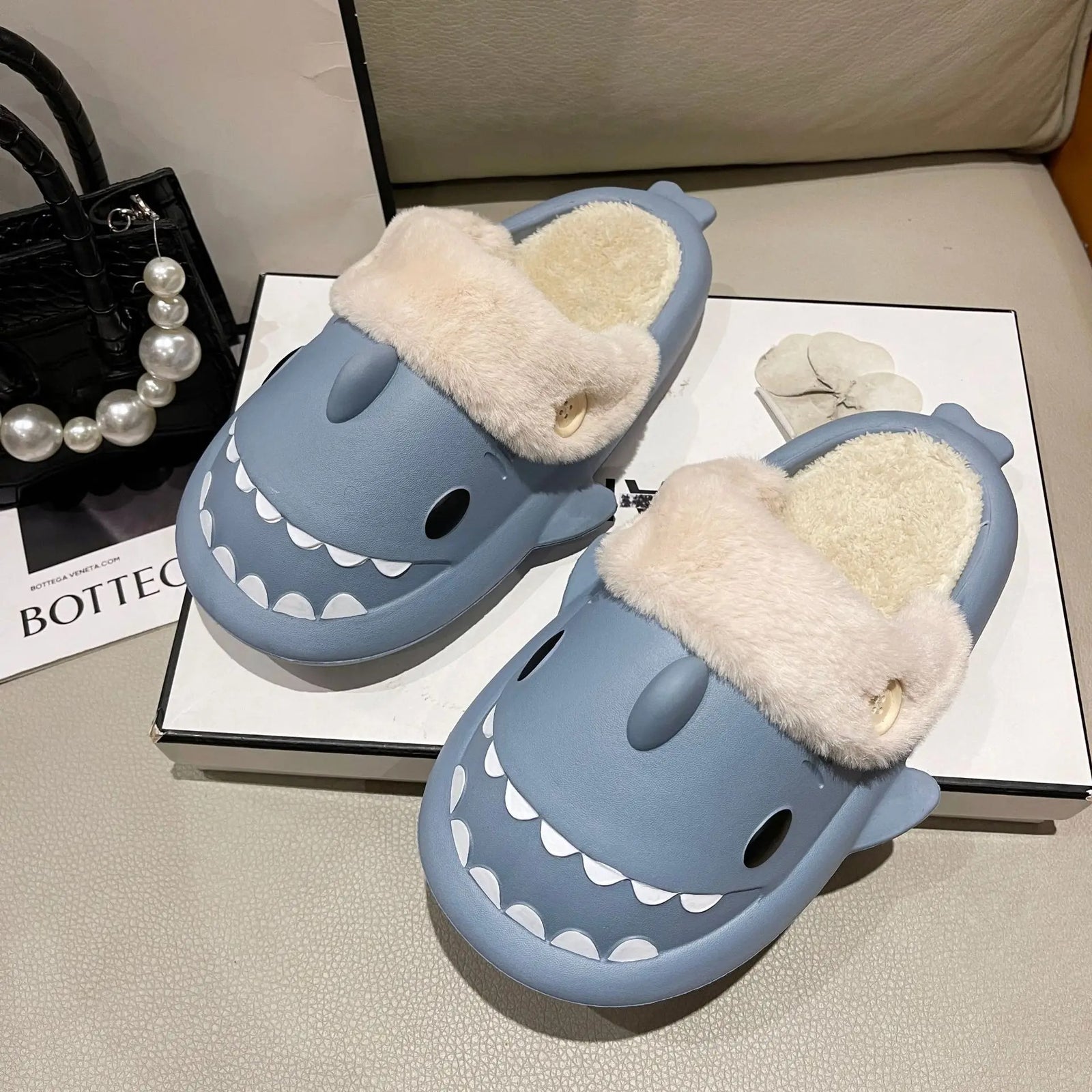 Chaussons en coton pelucheux requin pour femmes