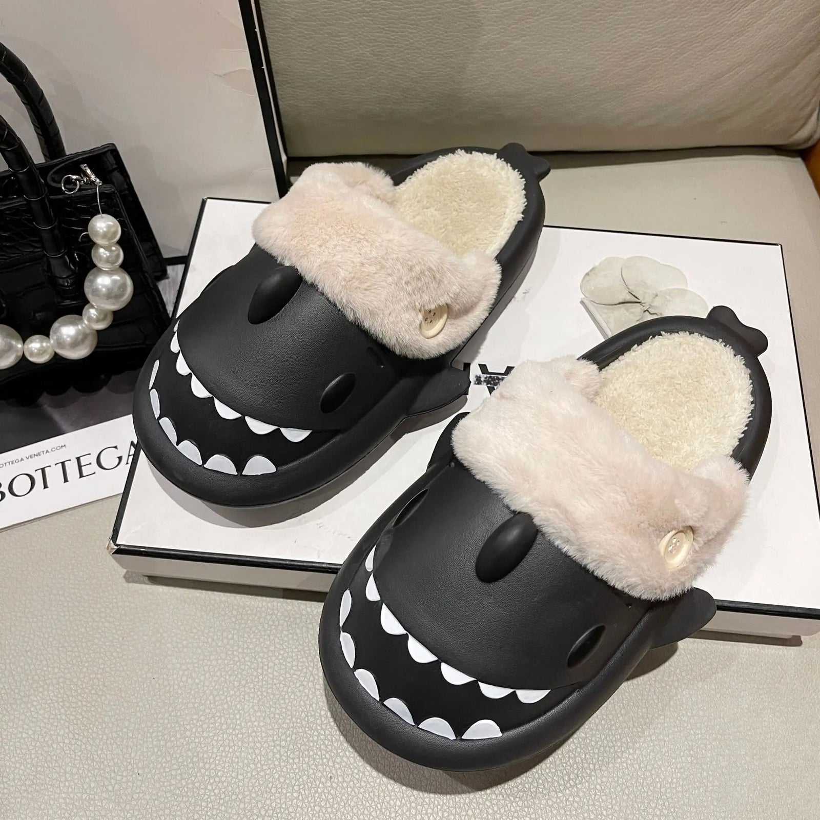 Chaussons en coton pelucheux requin pour femmes