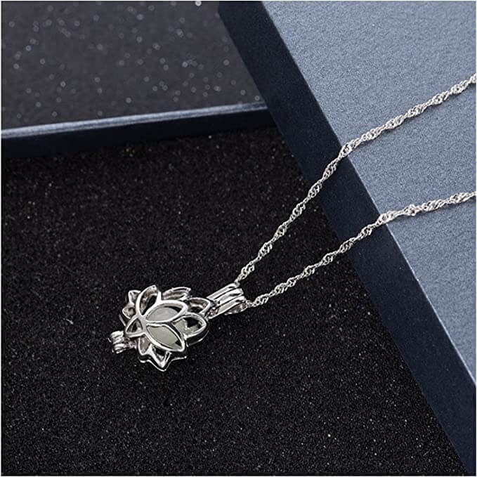 Collier Fleur de Lotus Lumineuse