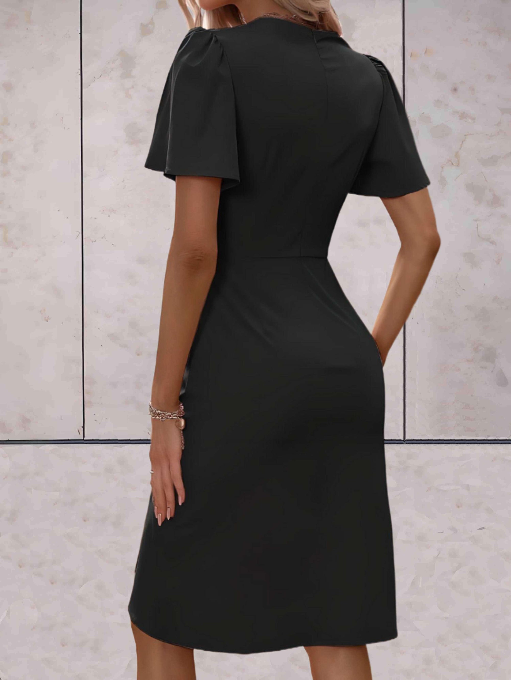 Robe moulante à manches fluides