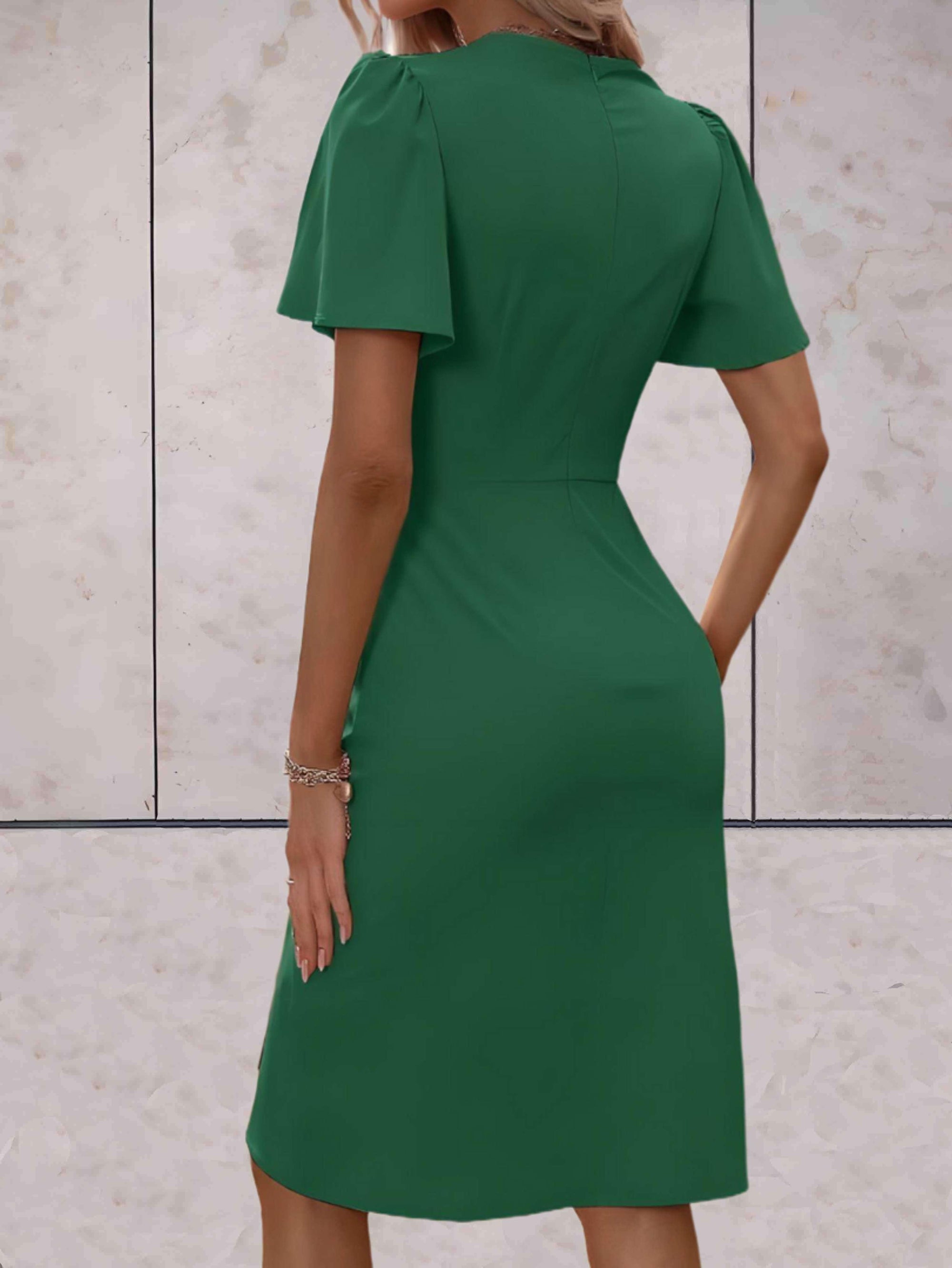 Robe moulante à manches fluides