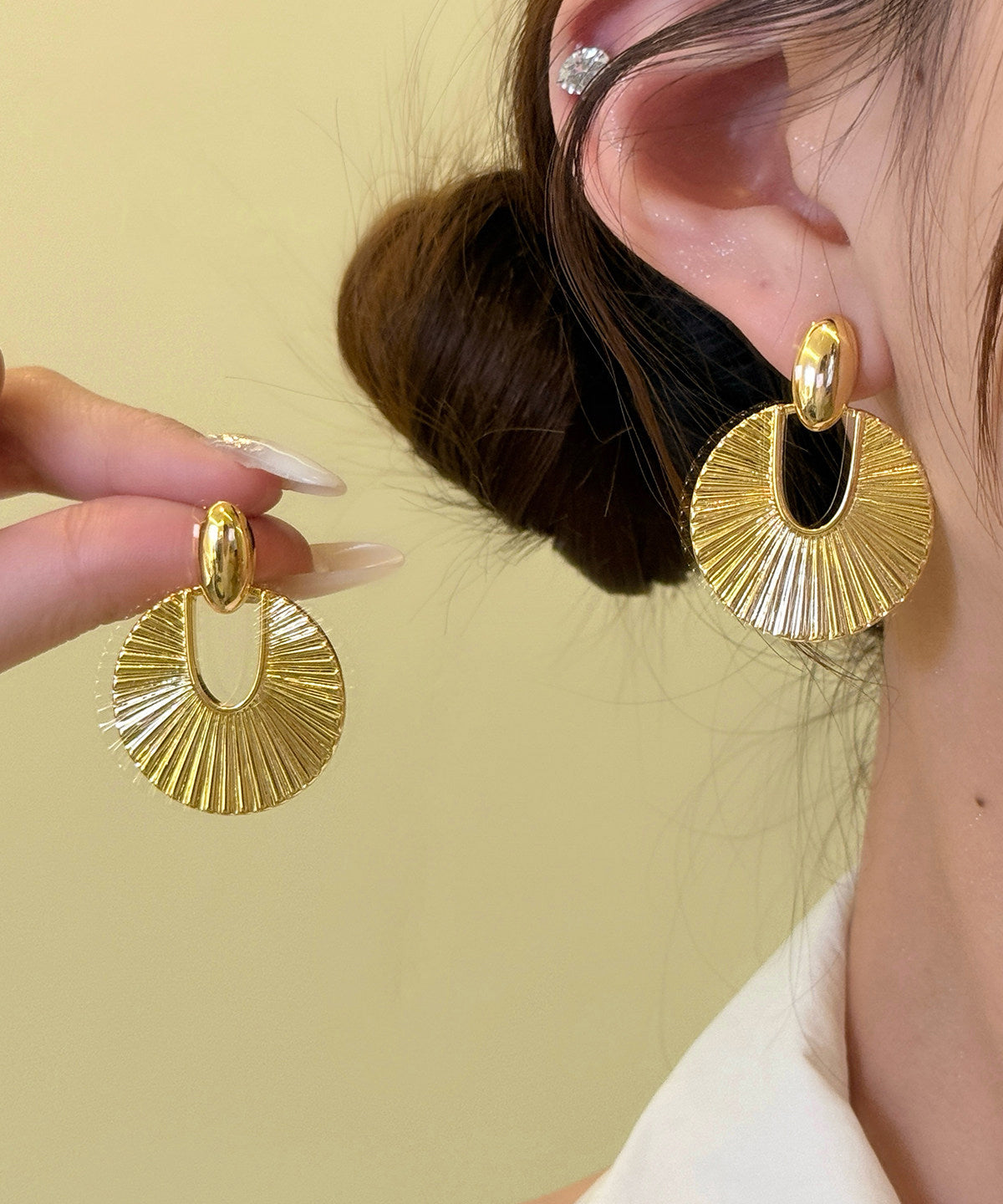 Boucles d'oreilles créoles forme éventail pour femme 1