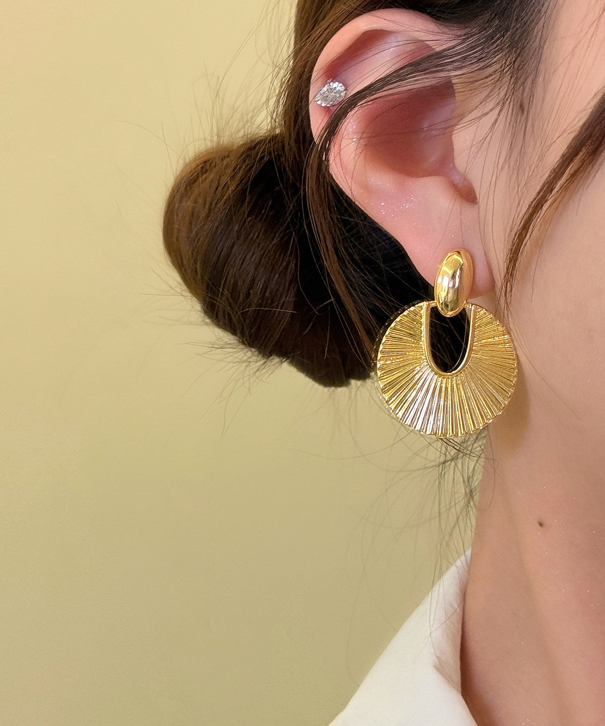 Boucles d'oreilles créoles forme éventail pour femme 2