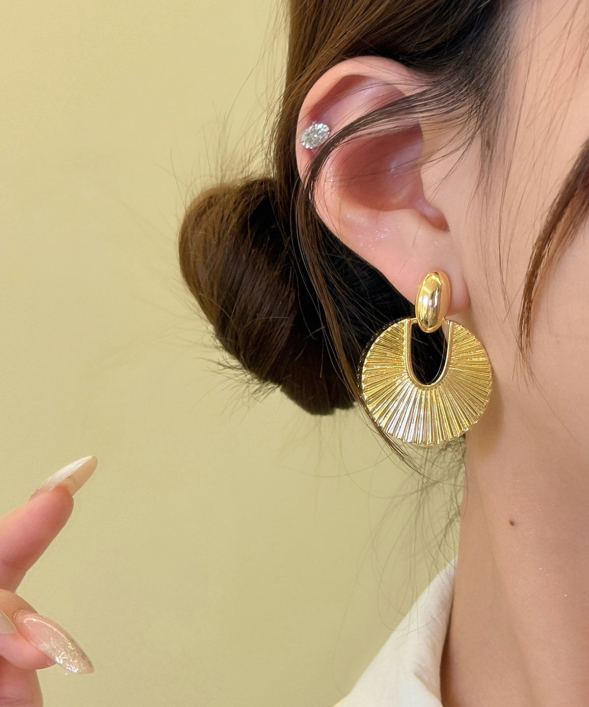 Boucles d'oreilles créoles forme éventail pour femme 4