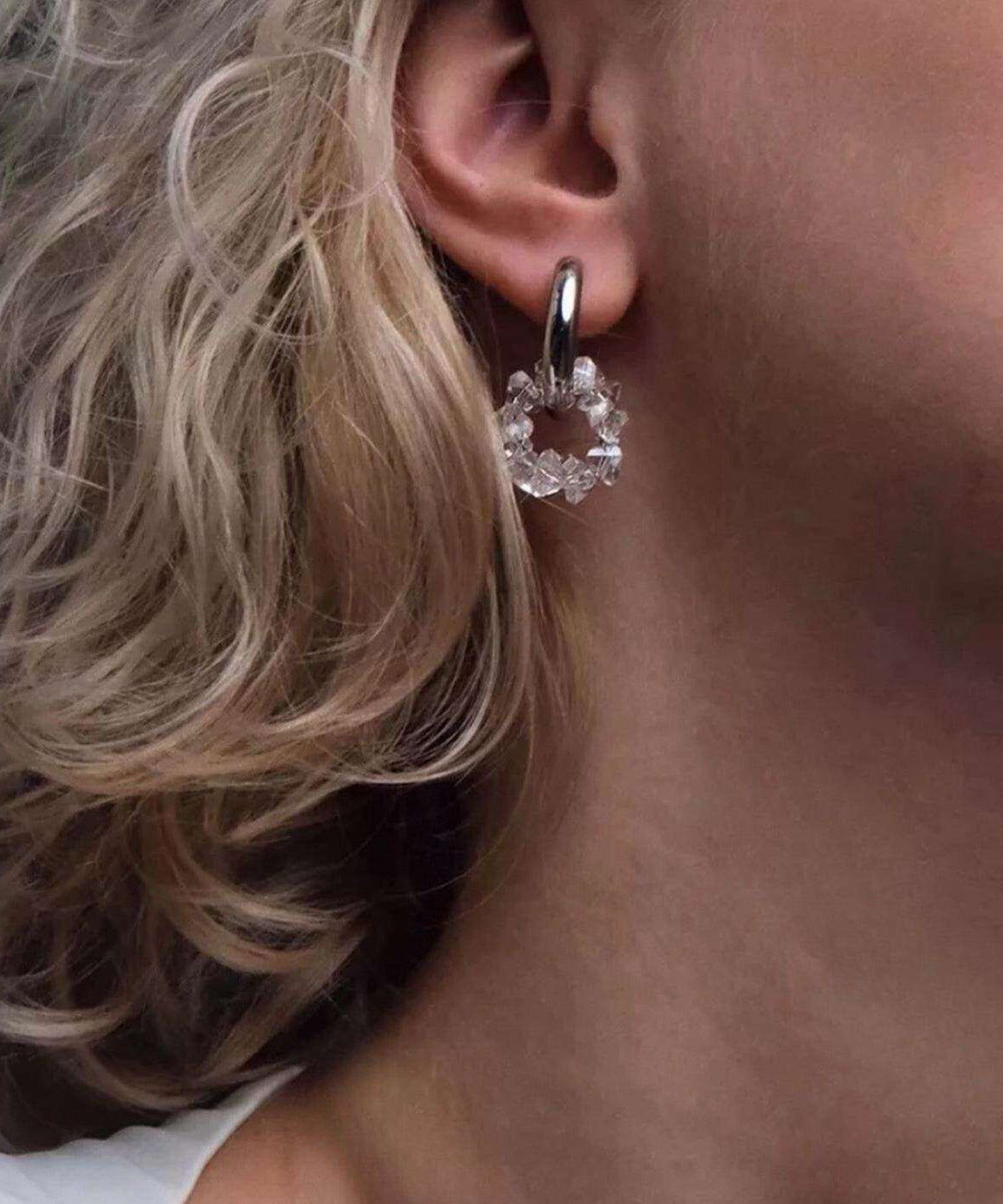 Boucles d'oreilles créoles pour femme style cristal blanc 1