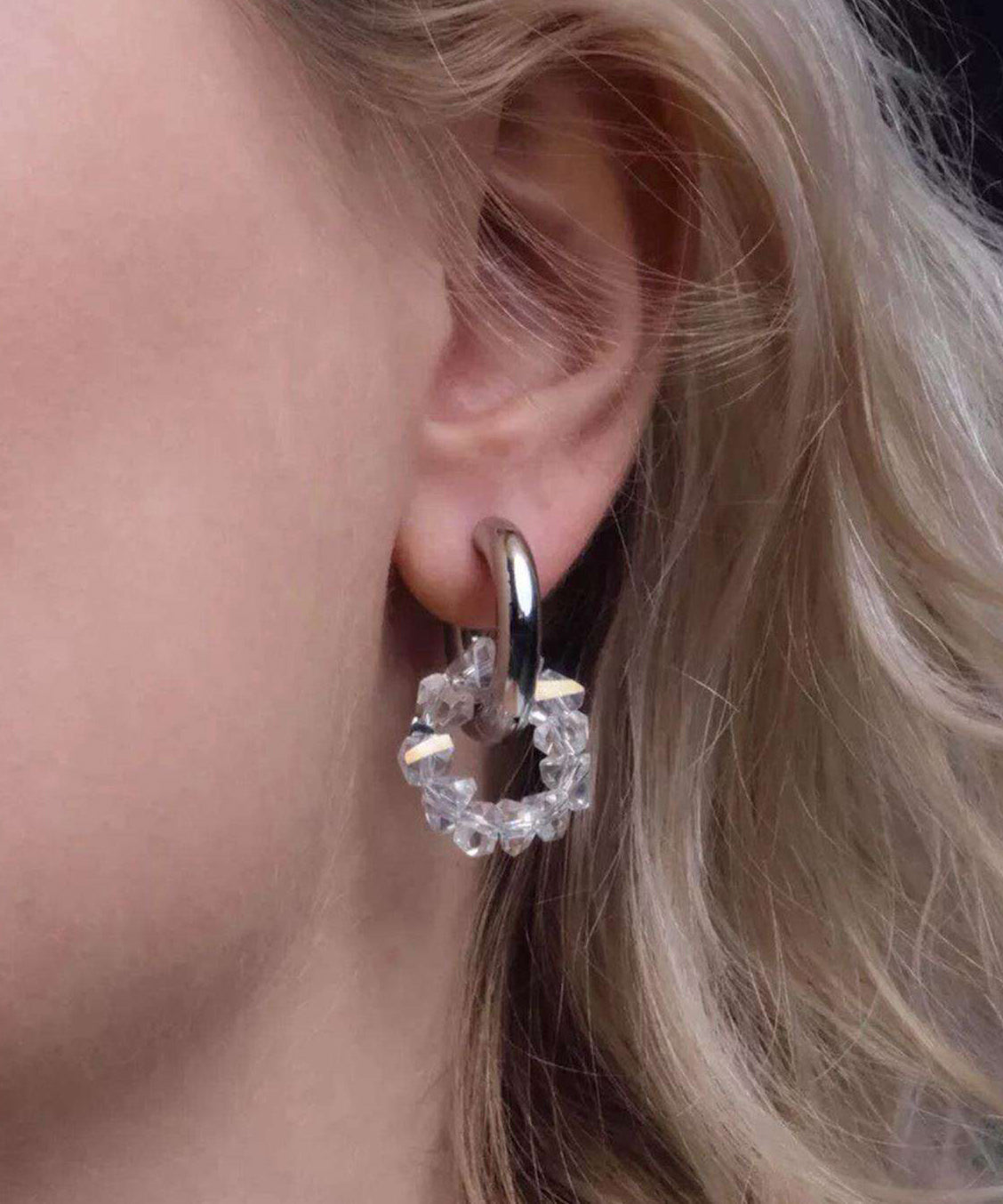 Boucles d'oreilles créoles pour femme style cristal blanc 4