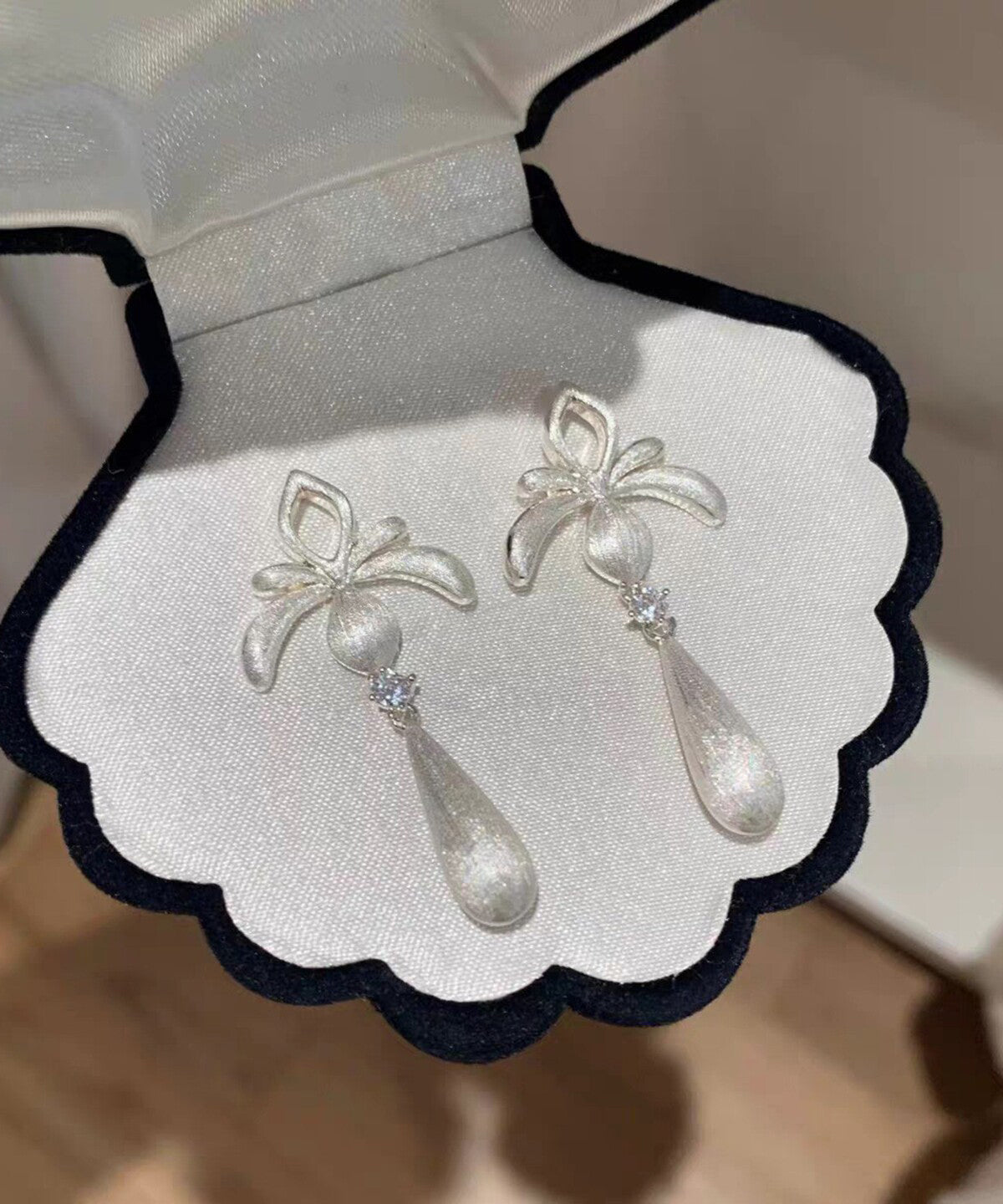 Boucles d'oreilles femme goutte d'eau ajourées design original 4