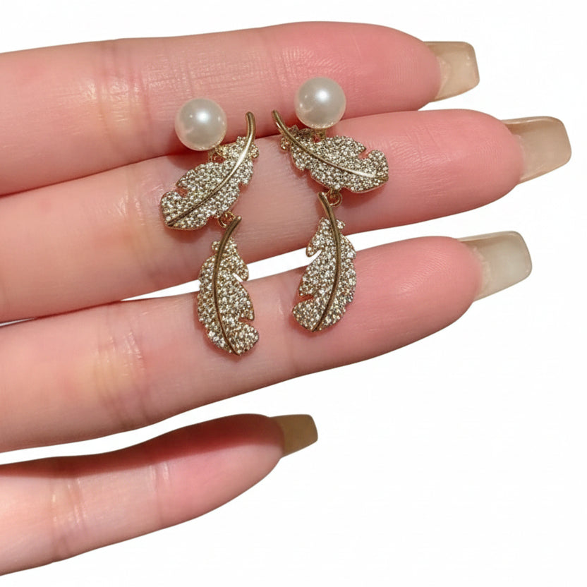 Boucles d'oreilles femme style plume et perles en cuivre doré 2