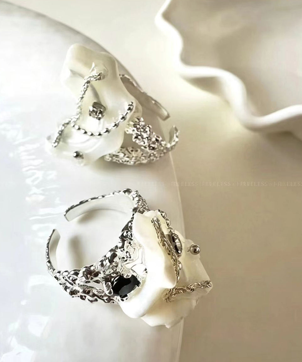 Boucles d'oreilles ouvertes femme design asymétrique coquillage et zircon 4