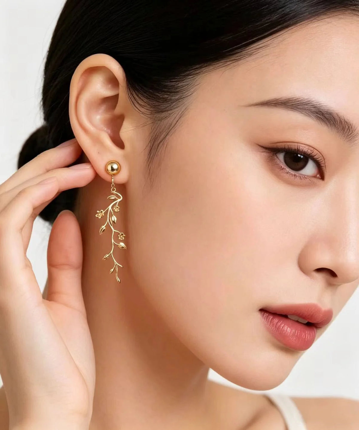Boucles d'oreilles pendantes pour femme avec pompon et branche dorée 4