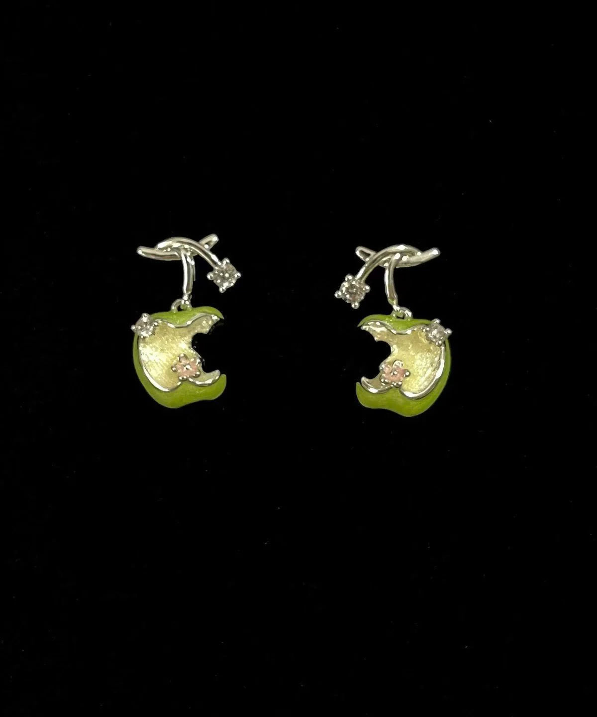 Boucles d'oreilles puces féminines avec zircon et design pomme 1