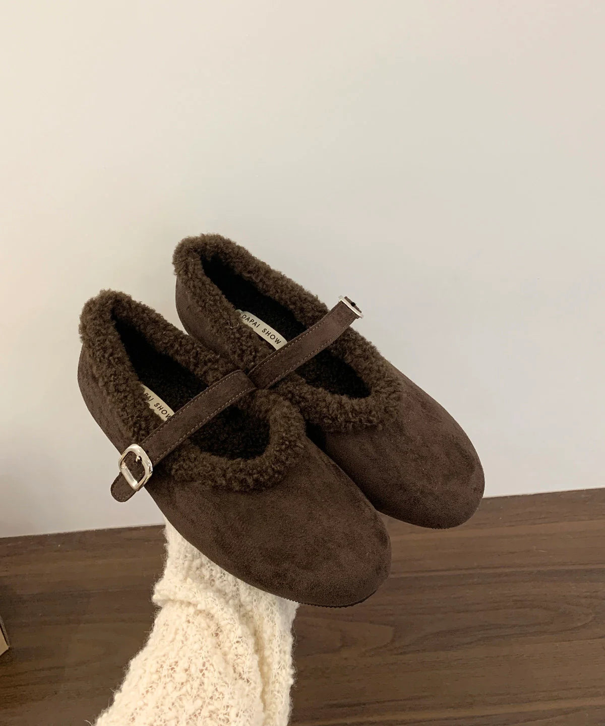 Chaussures plates femme à bout rond avec bride à boucle 1