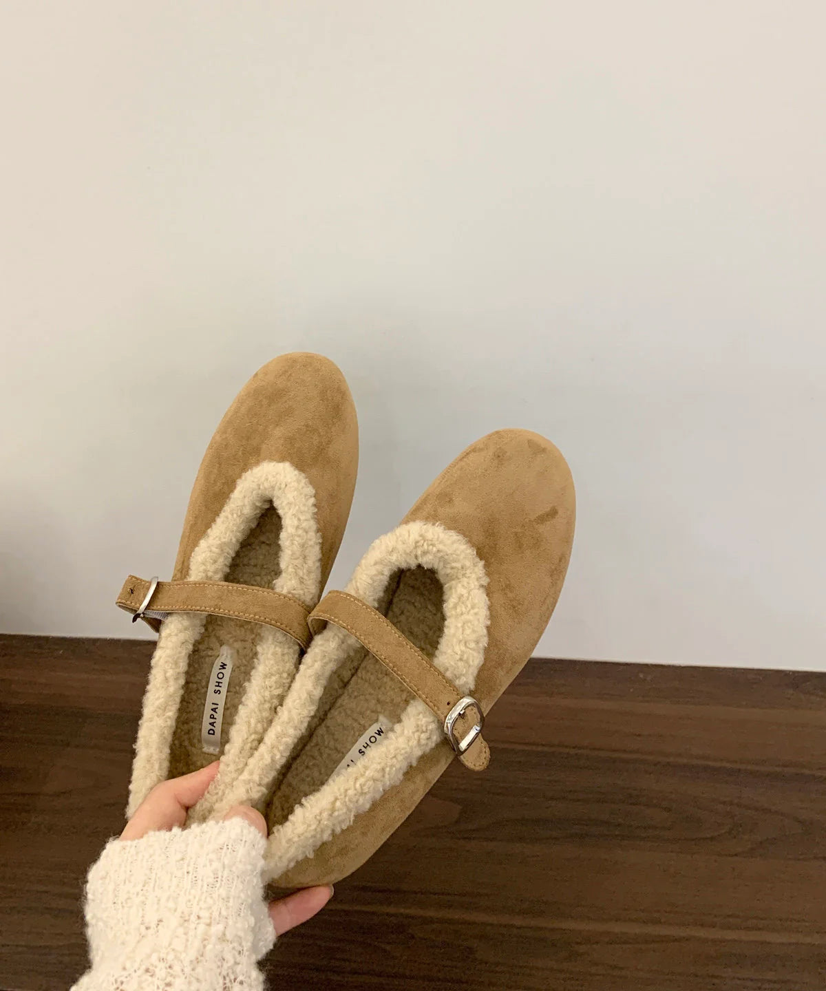 Chaussures plates femme à bout rond avec bride à boucle 2