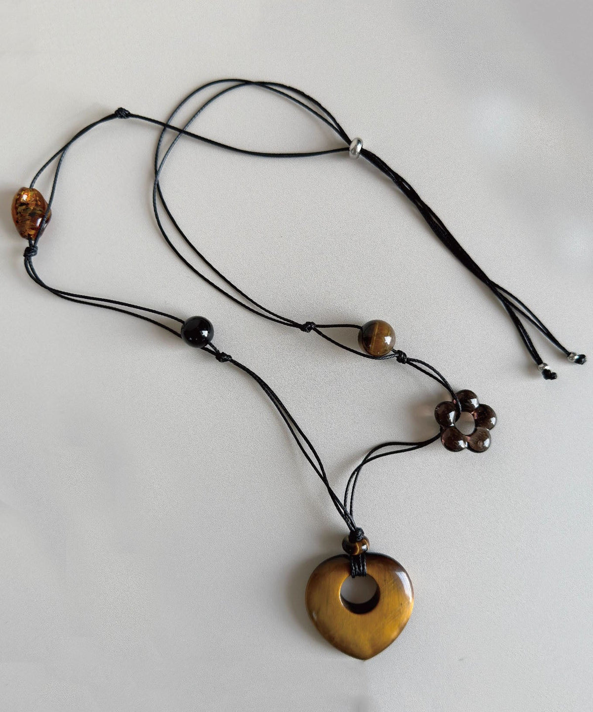 Collier Long Femme avec Pendentif Ajouré Design Original 1