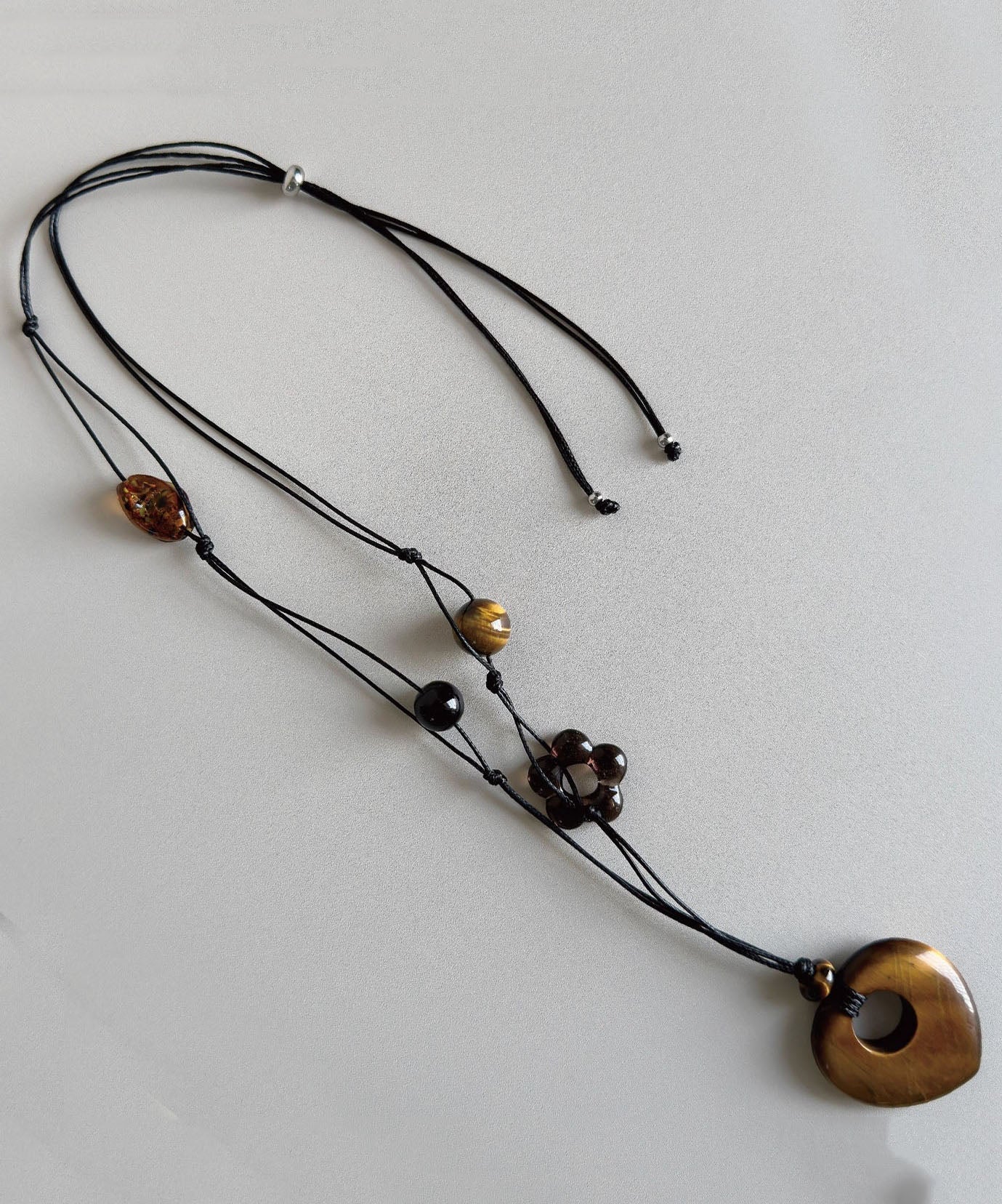 Collier Long Femme avec Pendentif Ajouré Design Original 2