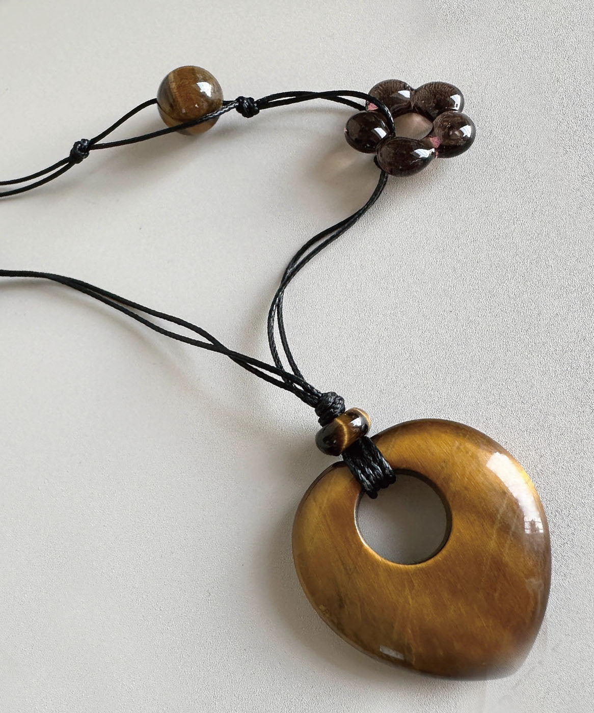 Collier Long Femme avec Pendentif Ajouré Design Original 4
