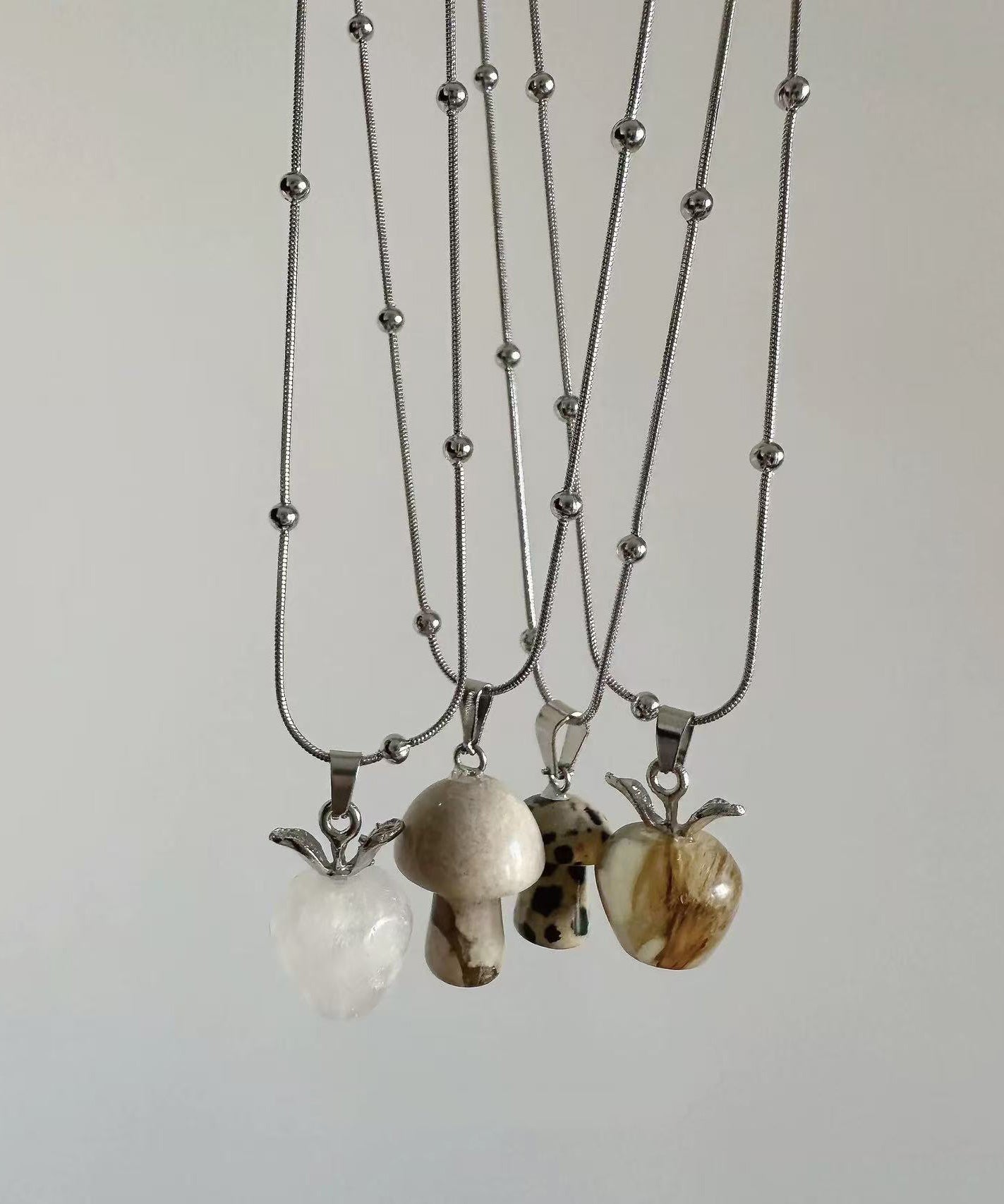 Collier pendentif pour femme style naturel et minimaliste 4