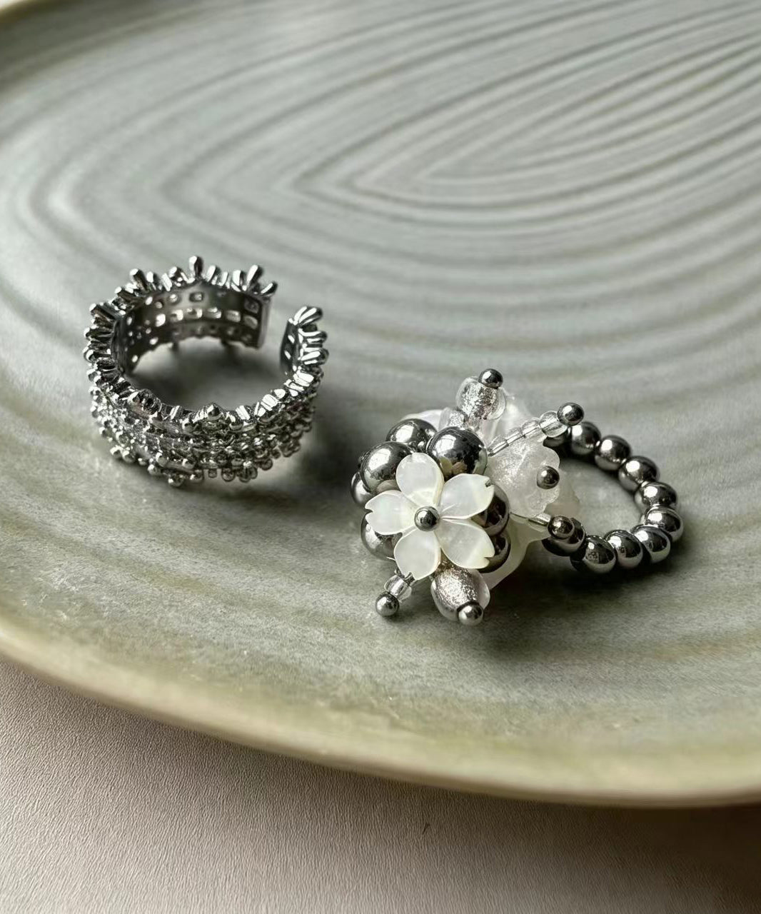 Ensemble de deux bagues extensibles à perles florales pour femme 0