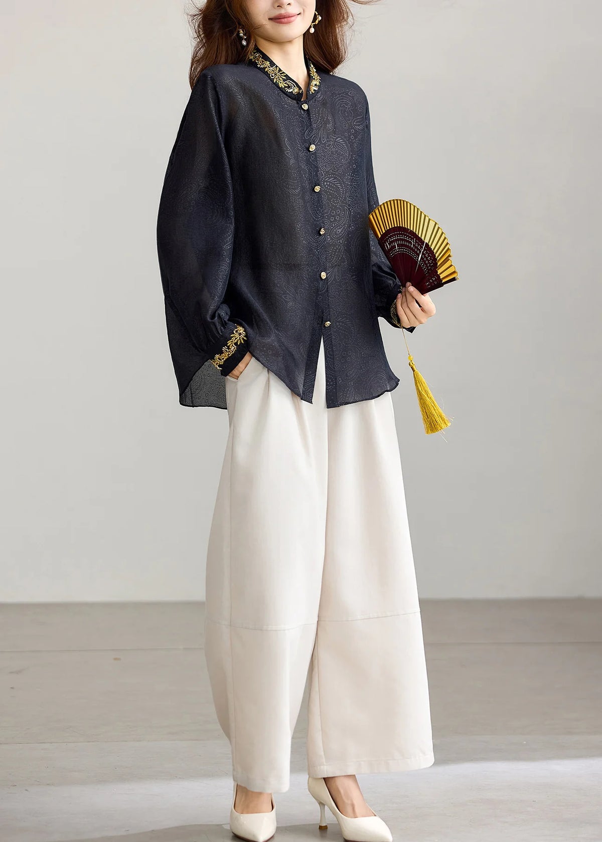 Haut Femme Automnal à Col Mandarin Orné de Perles 3