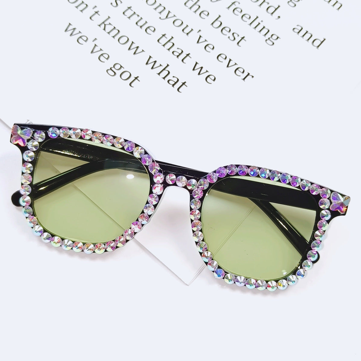 Lunettes de Soleil Femme Oeil de Chat Tendance avec Accents Scintillants 10