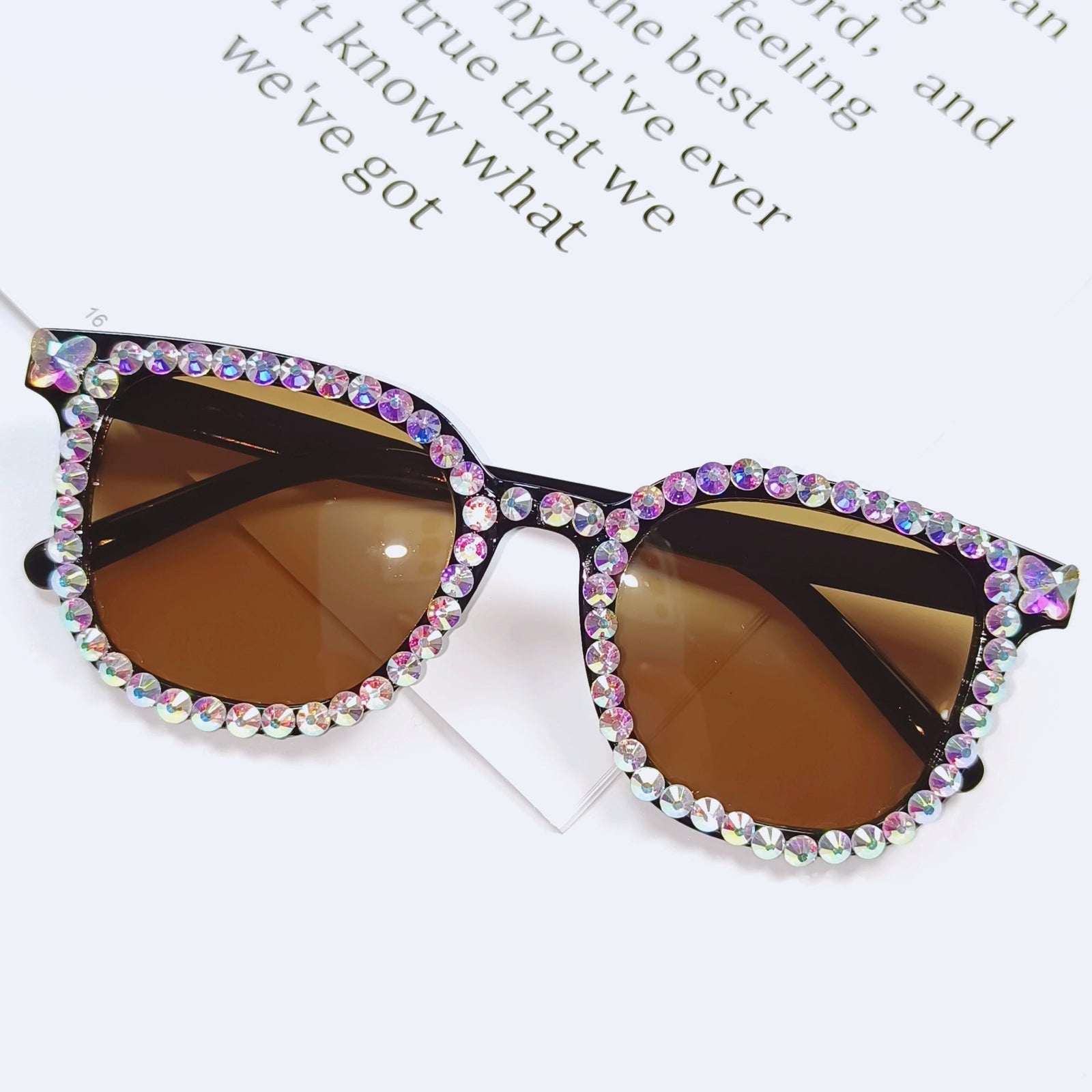 Lunettes de Soleil Femme Oeil de Chat Tendance avec Accents Scintillants 6