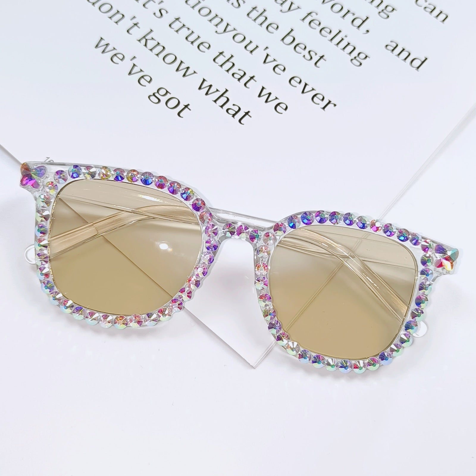 Lunettes de Soleil Femme Oeil de Chat Tendance avec Accents Scintillants 9