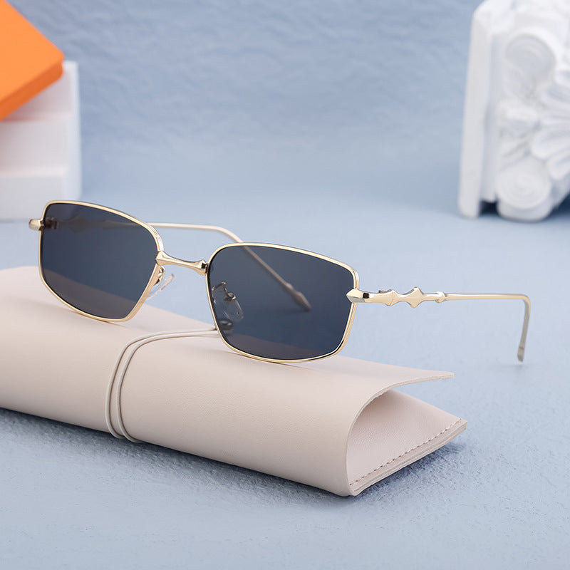 Lunettes de mode pour femmes au design asymétrique 1