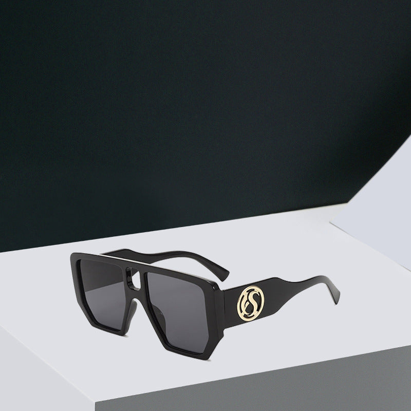 Lunettes de soleil carrées pour femmes avec accents dorés 1