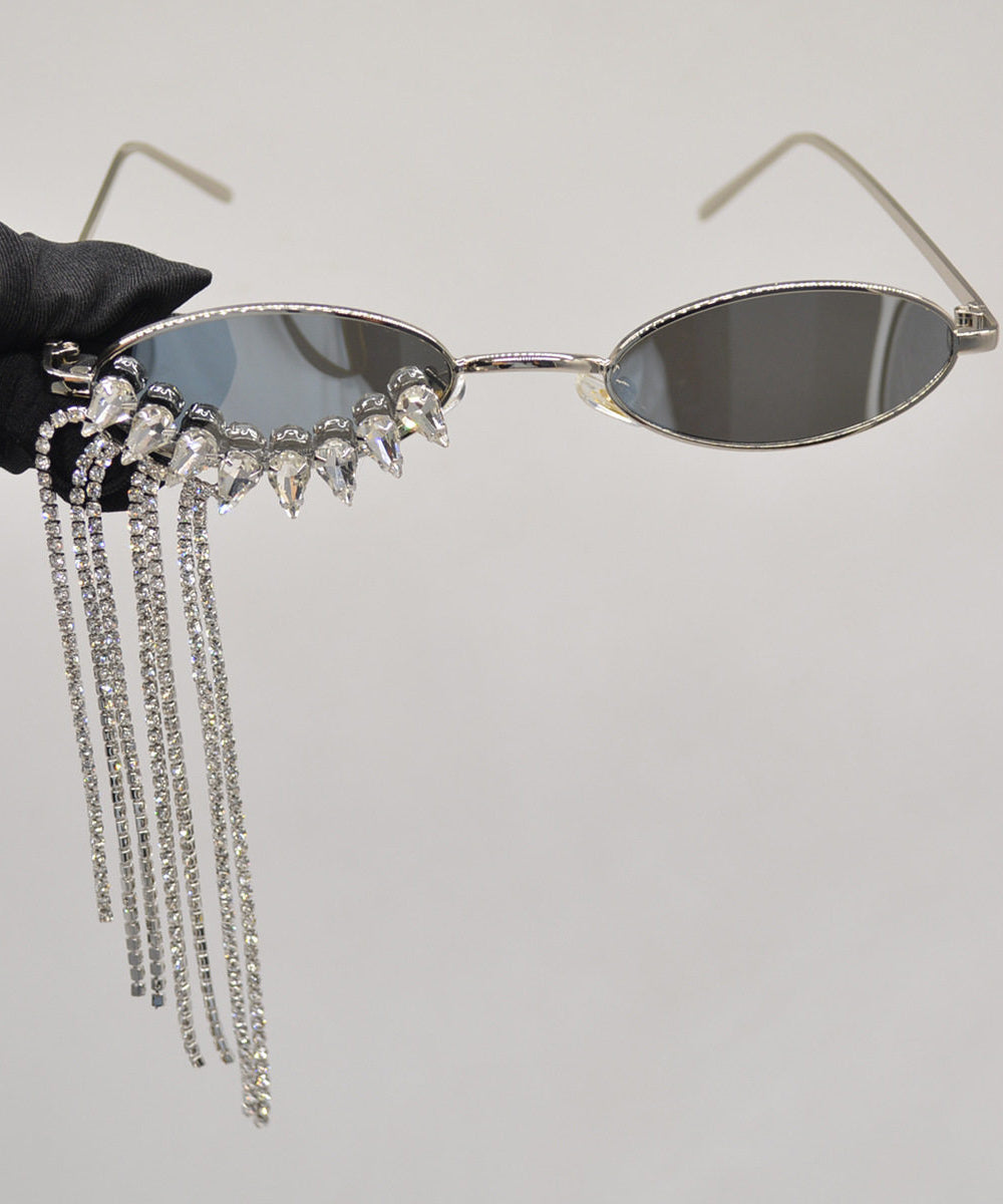 Lunettes de soleil pour femme avec pampilles design moderne 1