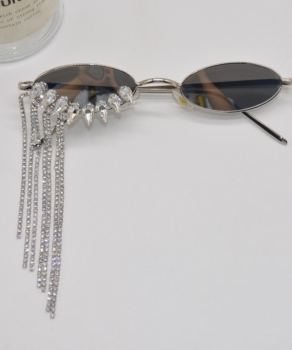 Lunettes de soleil pour femme avec pampilles design moderne 3