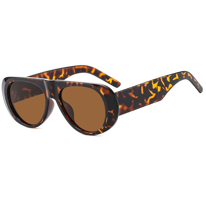 Lunettes de soleil pour femmes au design contemporain 11