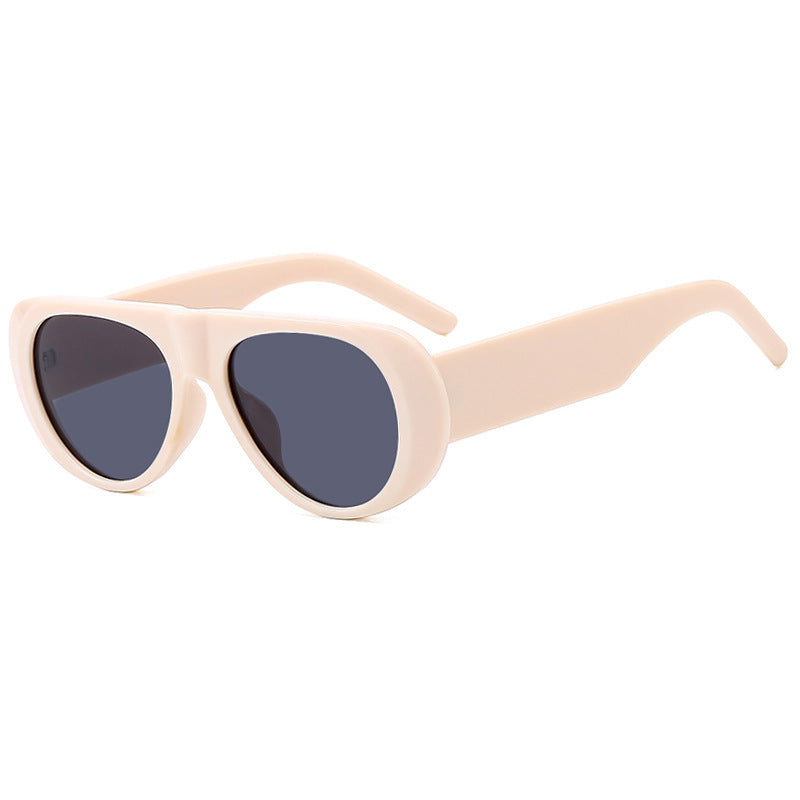 Lunettes de soleil pour femmes au design contemporain 14